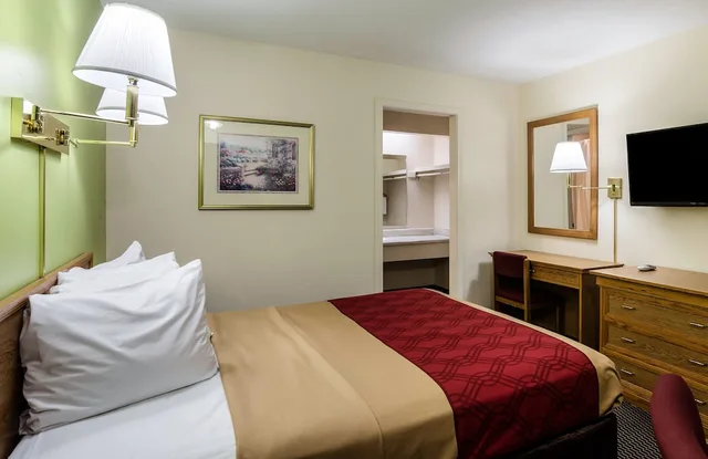 Room, King Bed, Accessible, Econo Lodge University 1/2