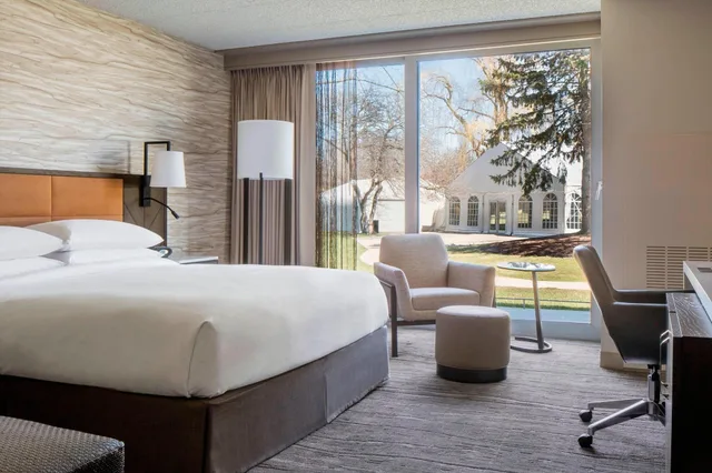 غرفة تنفيذية بسرير مزدوج، Lincolnshire Marriott Resort 2/3