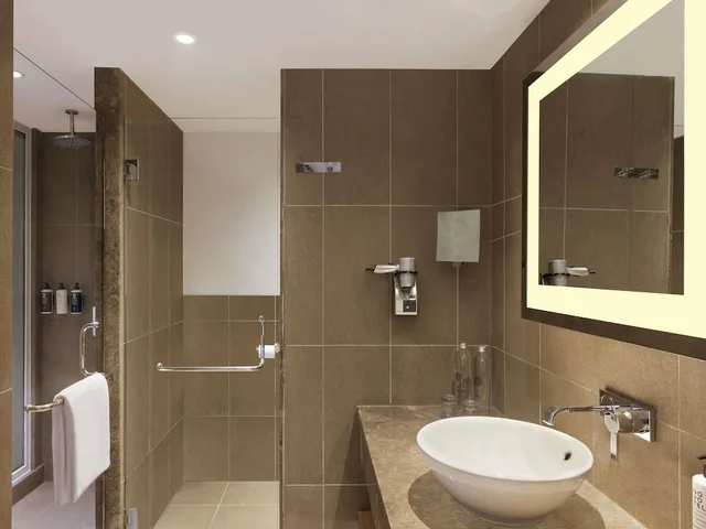 غرفة سوبيريور بسرير كينج بإطلالة على المسبح، Novotel New Delhi Aerocity 6/8