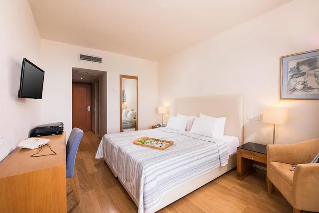 غرفة بسريرين منفصلين بإطلالة على البحر، Kassandra Palace Seaside Resort 3/9
