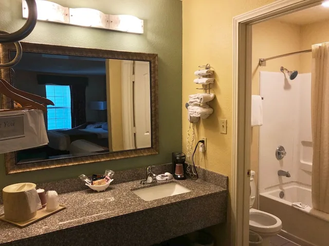 غرفة قياسية مفردة بسرير كينج للمدخنين، Key West Inn Tunica 3/4