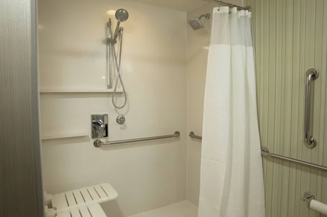 غرفة تنفيذية بسرير كينج مع أريكة لذوي الإعاقة، Courtyard Lafayette 4/4