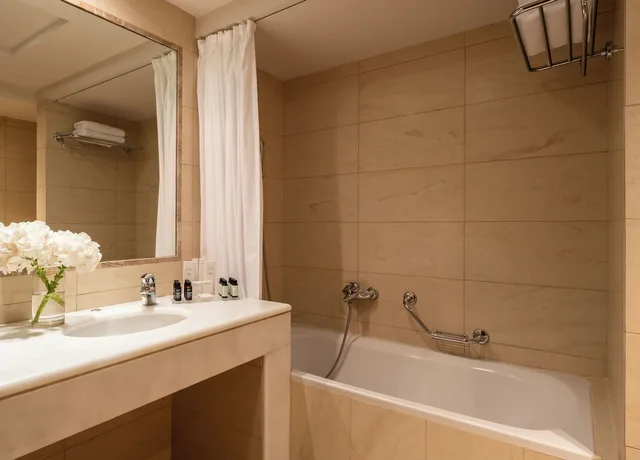 غرفة حصرية عائلية بسريرين منفصلين بإطلالة على البحر مع أريكة، Plaza Resort Hotel 5/7
