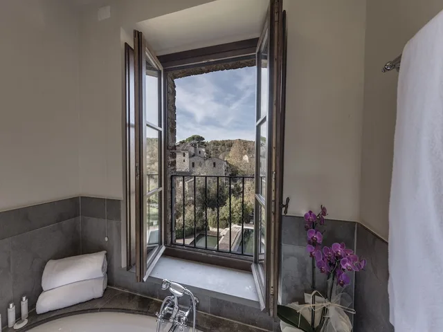 جناح جونيور بسرير كينج، Castel Monastero 6/6