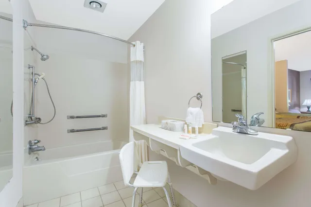 غرفة بسرير كينج لذوي الإعاقة، Days Inn by Wyndham Lexington 10/10