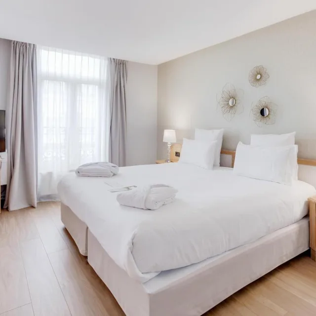 Room, Queen Bed, Street View، Best Western Plus Le Picardy Hotel & Spa 3/10