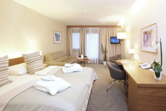 غرفة كومفورت رباعية بسرير كينج بإطلالة على الحديقة بشرفة مع أريكة، Seehotel Rust 1/3