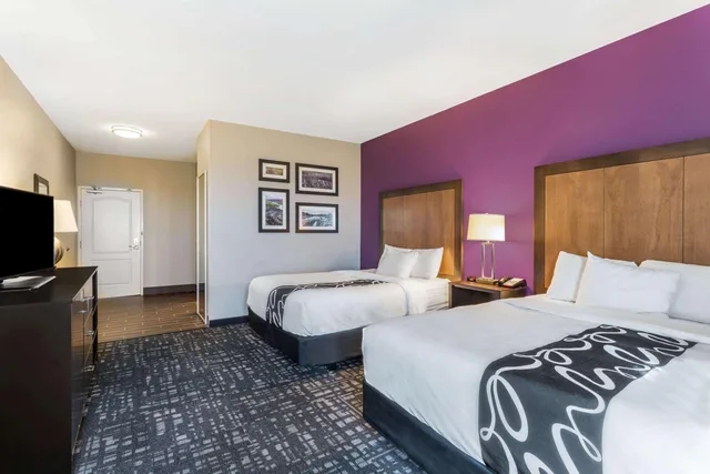 غرفة بسريرين كوين بحوض استحمام لذوي الإعاقة، La Quinta Inn & Suites by Wyndham Monahans 2/2