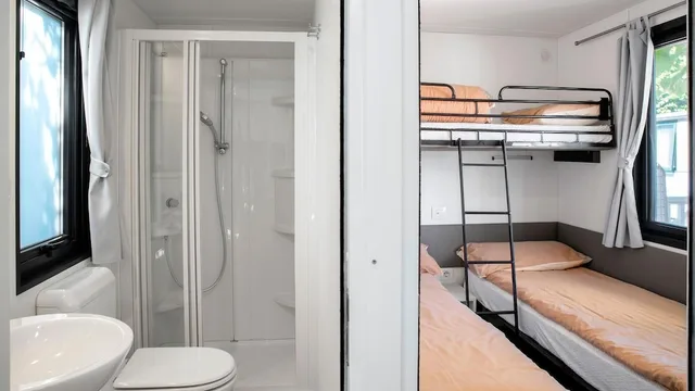 2 Bedrooms, Comfort, Mobile Home, 1 Queen and 3 Single Beds، Camping Weekend Glamping Boutique 2/3