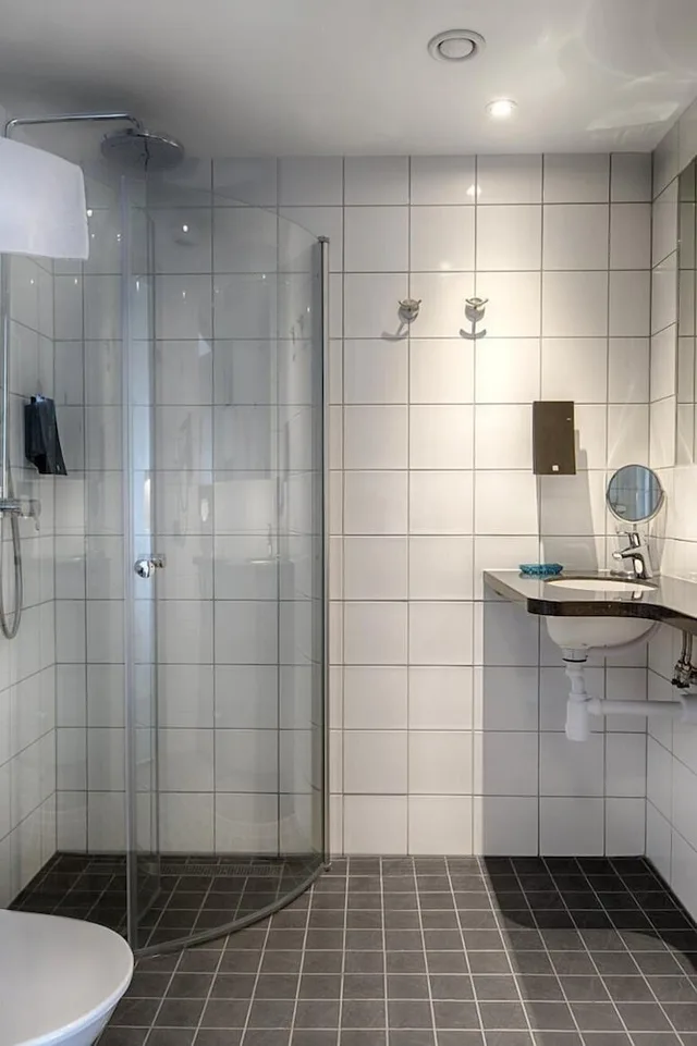 غرفة بسريرين منفصلين بشرفة، Bohusgarden Hotell & Konferens 3/3