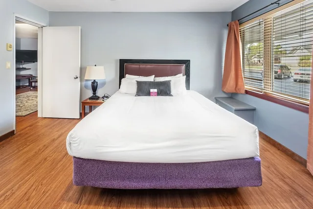 غرفة بسرير كوين بغرفة نوم واحدة مع أريكة بمطبخ، Inn At Seaside 1/2