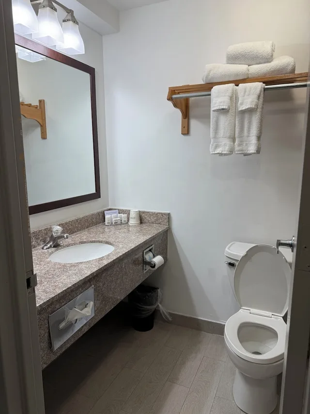 غرفة بسرير كينج، Ramada by Wyndham Cleveland Independence 2/2