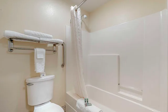 غرفة بسرير كينج مع أريكة، Best Western Pineywoods Inn 4/4