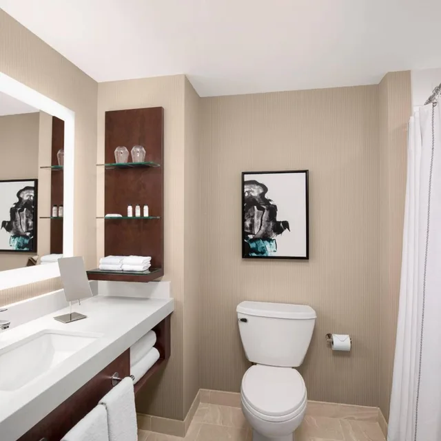 غرفة بسرير كينج وسريرين كوين، Delta Hotels By Marriott Thunder Bay 6/6