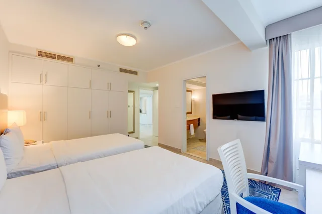 غرفة بسريرين كينج بإطلالة على البحيرة بشرفة بغرفتي نوم، Millennium Lakeview Residence Formerly Copthorne Lakeview Executive Apartments 1/4