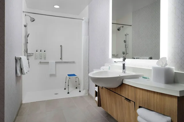 جناح بسرير كينج مع سرير سحّاب إضافي لذوي الإعاقة، Springhill Suites By Marriott Troy Dayton 2/5