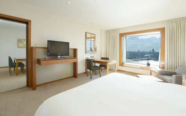جناح بسرير كينج بإطلالة على النهر بغرفة نوم واحدة، Vignette Collection Canary Riverside Plaza London by IHG 1/3