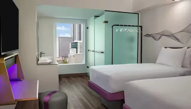 غرفة بريميوم بسريرين منفصلين، YOTEL Miami, Select by Hilton 2/4
