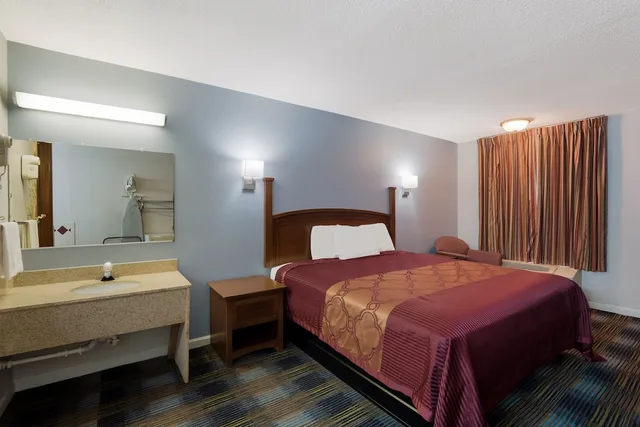 غرفة بسرير كينج لذوي الإعاقة، Rodeway Inn Augusta West - Fort Gordon 1/3