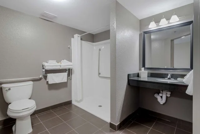 Room, Queen Bed, Pet Friendly, Accessible, Best Western Plus Eastgate Inn Suites 4/4