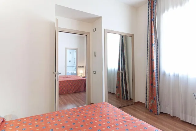 غرفة ثلاثية، Hotel San Remo 2/5