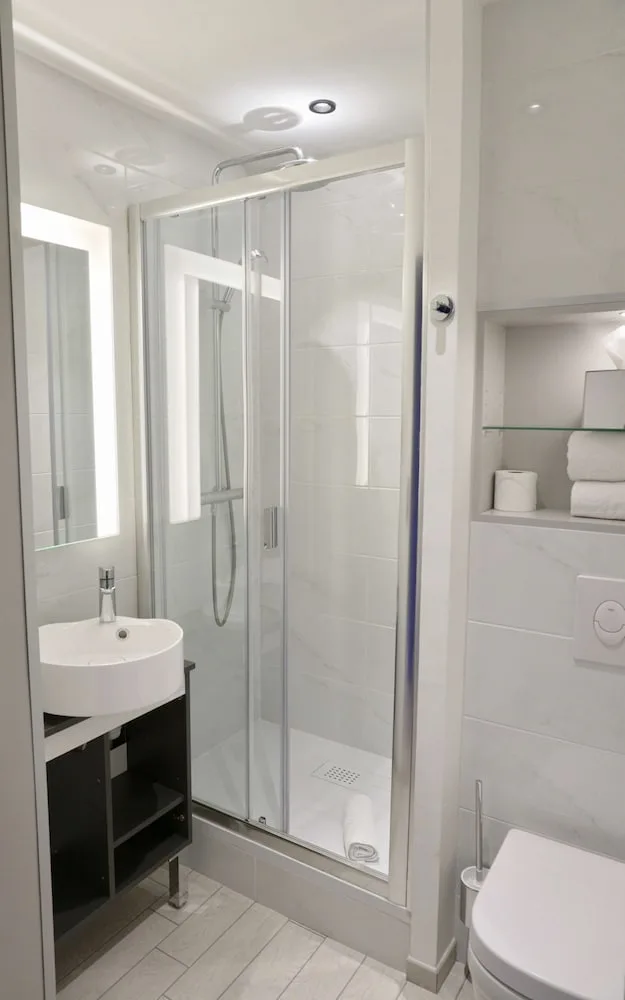 استوديو بثلاثة أسرّة مع أريكة، Hotel Kyriad Crepy En Valois 2/3