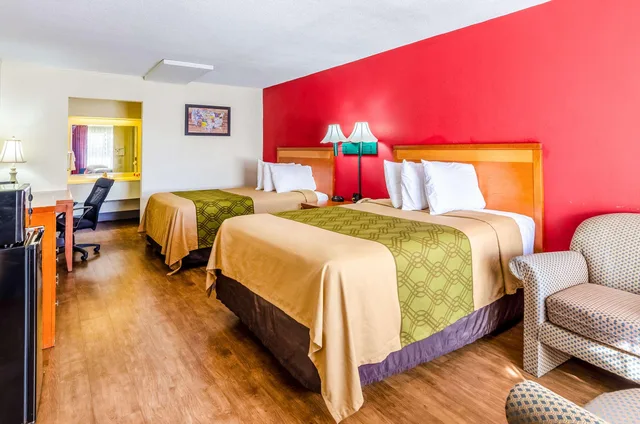 Room, 2 Queen Beds, Smoking, Econo Lodge Martinsville 1/1