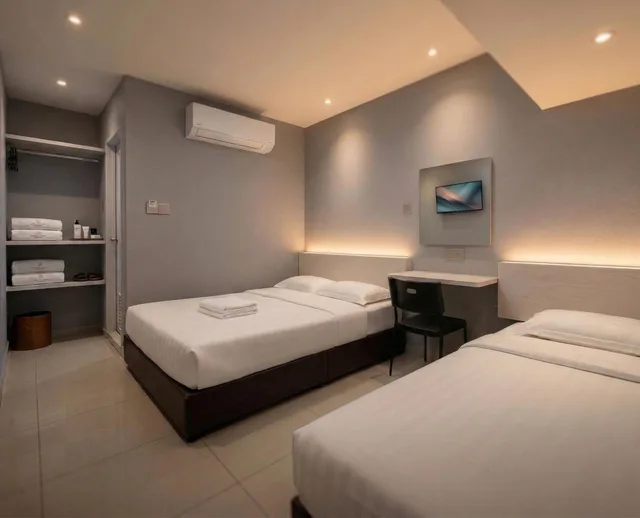 استوديو ثلاثي، De Uptown Hotel Ss2 1/2