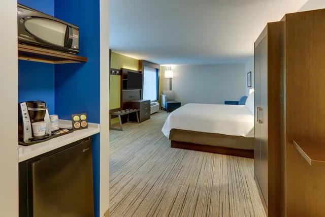 جناح بسرير كينج مع أريكة لذوي الإعاقة، Holiday Inn Express & Suites Corbin, an IHG Hotel 6/9