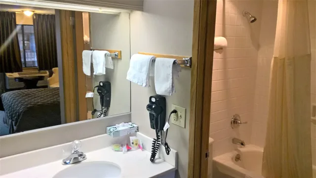 غرفة قياسية بسرير كينج، PepperTree Inn 9/10