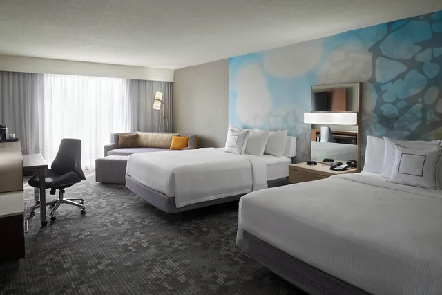 غرفة بسريرين كوين مع أريكة، Courtyard Marriott Toronto Airport 1/3