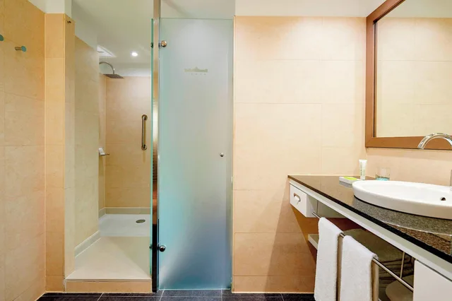 غرفة بريميوم بسرير كينج بإطلالة على البحر، Le Meridien Ra Beach Hotel And Spa 6/7