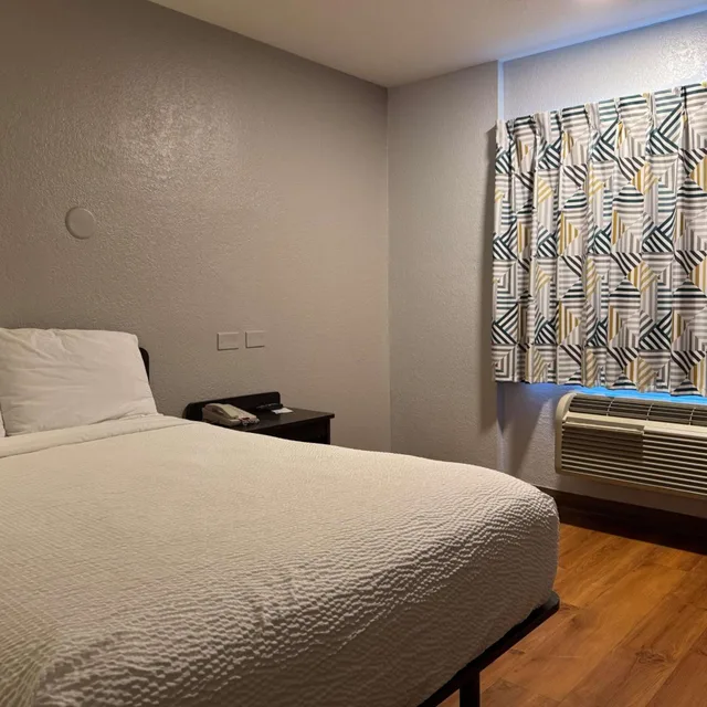 غرفة بسرير كوين، Motel6 Simi Valley, CA 5/9