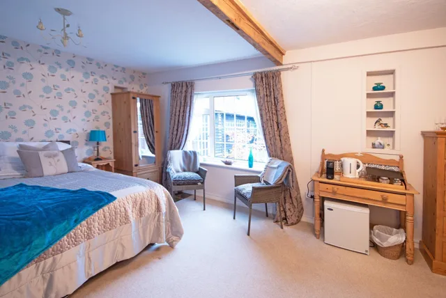 Super, Superior, King Bed, Garden View، Magpies 2/3