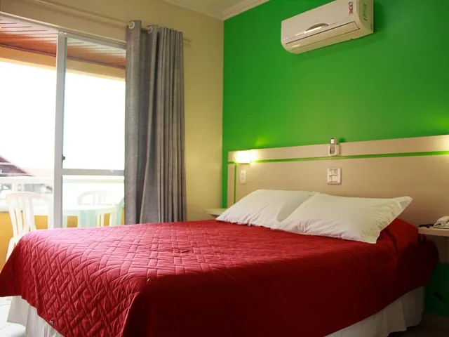 غرفة قياسية رباعية بسرير مزدوج بشرفة مع أريكة، Bombinhas Praia Apart Hotel - Unidade Bombas 3/8