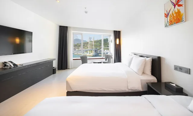 Bridge, Cruise, Ocean, Twin Beds, 1 Double and 1 Single Bed, Pool Access، Hotel Haven 4/7