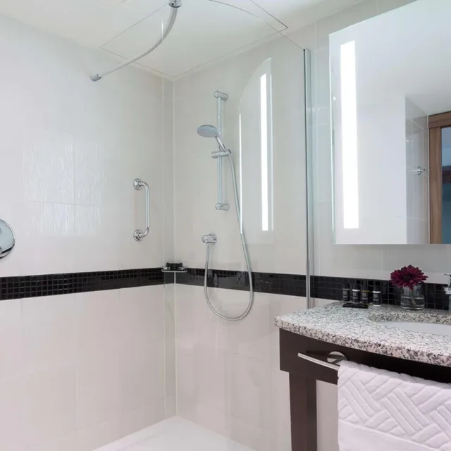 غرفة بسرير كوين بإطلالة على المدينة مع أريكة، HAMPTON BY HILTON WARSAW CITY CENTRE 4/5