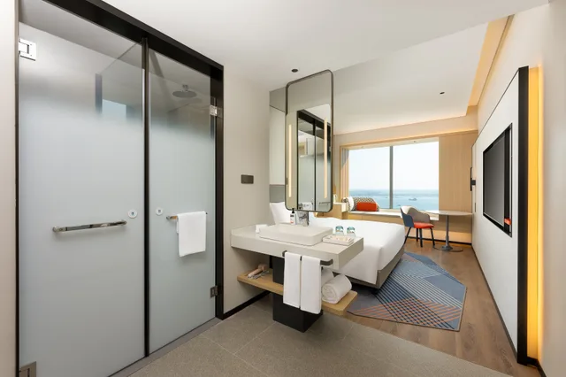 غرفة قياسية بسرير كينج بإطلالة على البحر، Holiday Inn Express Zhanjiang Coast 2/2