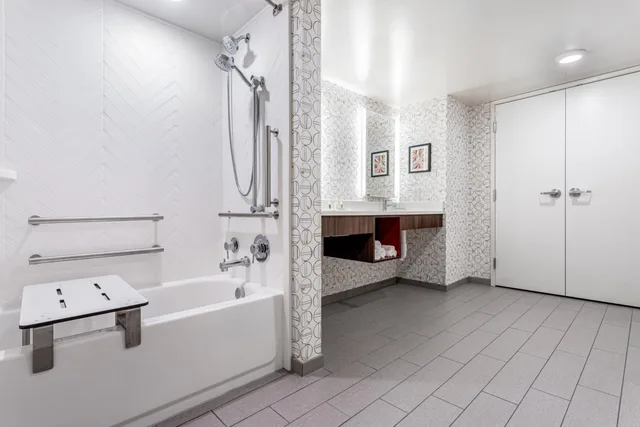 Collection, Queen Bed, Accessible، Holiday Inn Columbus an IHG Hotel (ex. Comfort Inn and Suites) 3/3