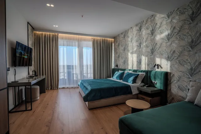 جناح فاخر بسرير كوين، Majestic Hotel 1/9