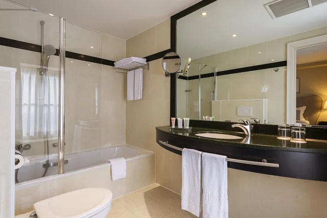 Superior Triple Room, Hotel Dukes Arches 4/4