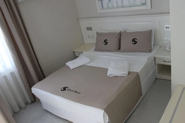 غرفة ثلاثية بسريرين منفصلين بإطلالة جزئية على البحر، Savk Hotel Alanya 2/10
