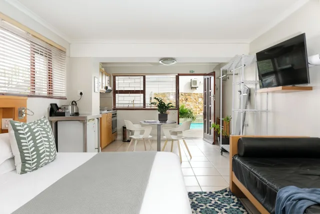 Beach, Club, Studio, King Bed, with Pool، Camps Bay Village 6/10