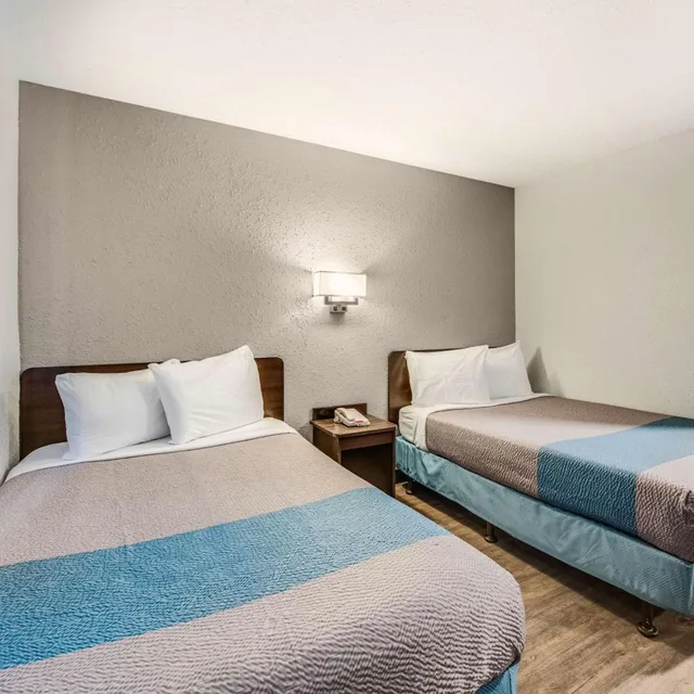 2 Full Beds Non-Smoking, Micfridge، Motel6 Fort Wayne, IN 1/8