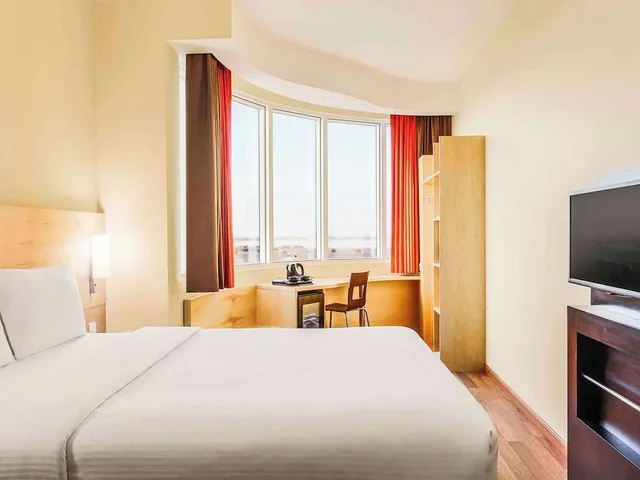غرفة بريميوم بسرير مزدوج بإطلالة على المسبح، فندق إيبيس ينبع(Ibis Yanbu) 2/4