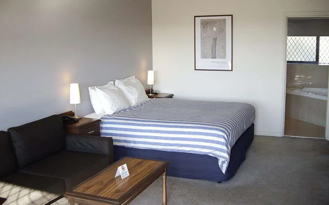 غرفة بسرير كوين بحوض جاكوزي، Best Western the Tudor Box Hill 1/4