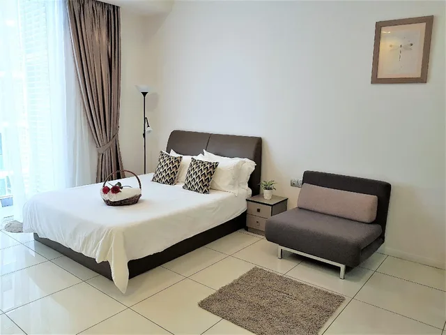 جناح بريميوم بسرير كوين مع أريكة، A Place Define Happiness In M Suite Klcc 2/2