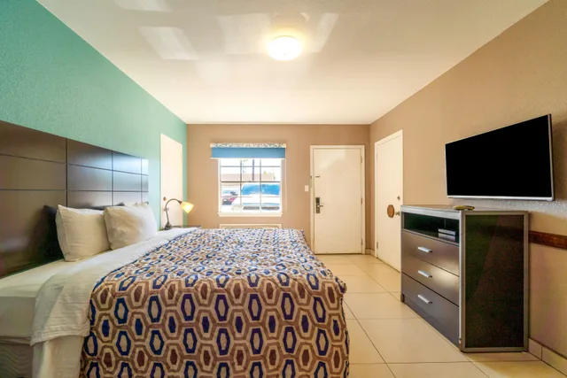 Room, King Bed, Woodfield Inn & Suites Hotel O, Yoakum TX 111 2/6