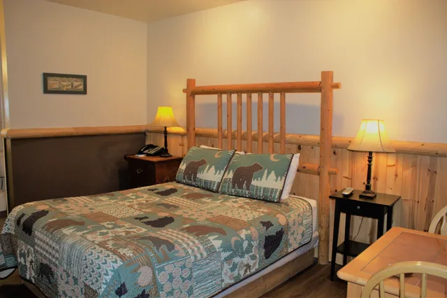 غرفة قياسية بسرير كوين، Fireside Lodge 1/4