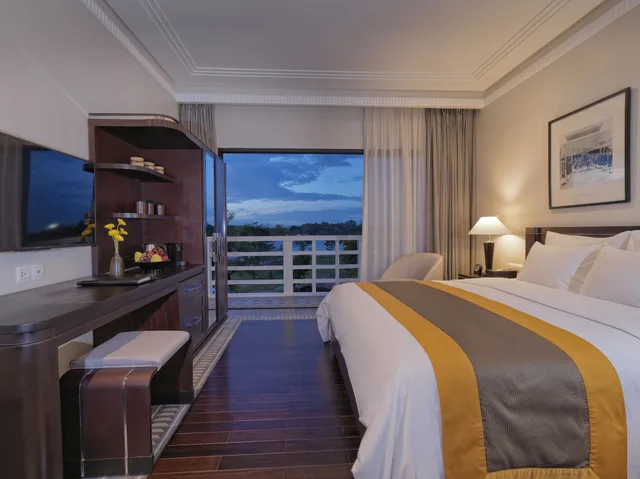 Superior, Queen Bed, River View, Azerai La Residence Hue 2/10